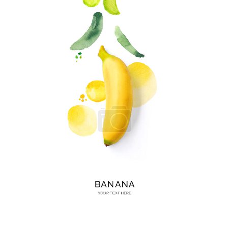 Téléchargez les photos : Mise en page créative faite de banane sur le fond aquarelle. Pose plate. Concept alimentaire. - en image libre de droit