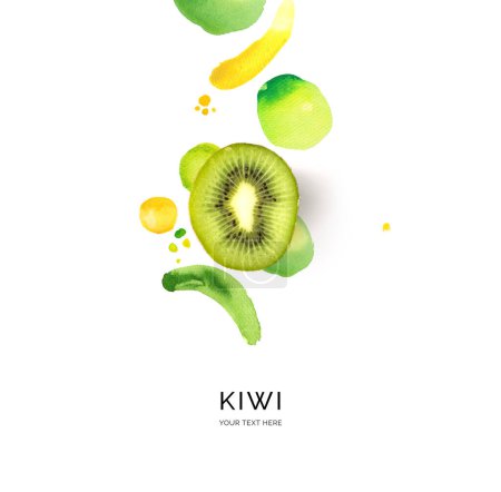 Téléchargez les photos : Mise en page créative faite de kiwi avec des taches d'aquarelle sur le fond blanc. Pose plate. Concept alimentaire. - en image libre de droit