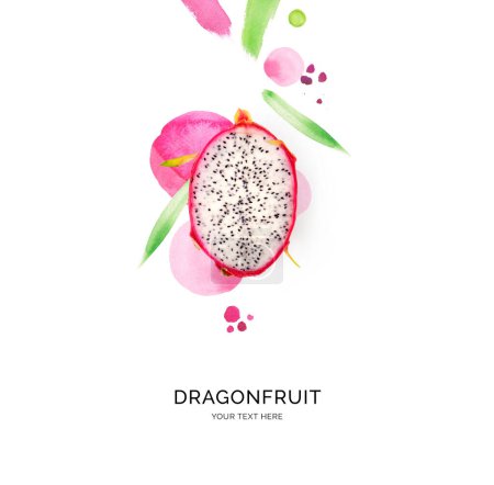 Téléchargez les photos : Mise en page créative faite de fruits du dragon avec des taches d'aquarelle sur le fond blanc. Pose plate. Concept alimentaire. - en image libre de droit