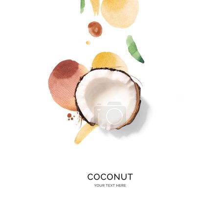 Kreatives Layout aus Kokosnuss mit Aquarellflecken auf weißem Hintergrund. Flach lag er. Ernährungskonzept.