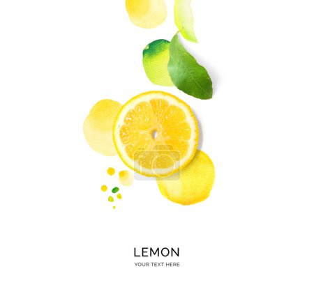 Téléchargez les photos : Mise en page créative faite de citron avec des taches d'aquarelle sur le fond blanc. Pose plate. Concept alimentaire. - en image libre de droit