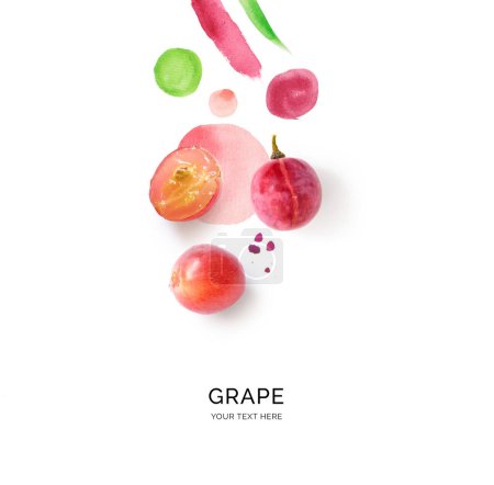 Téléchargez les photos : Mise en page créative faite de raisin rouge avec des taches d'aquarelle sur le fond blanc. Pose plate. Concept alimentaire. - en image libre de droit