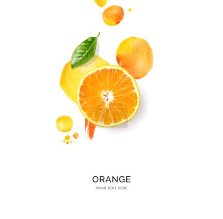 Téléchargez les photos : Mise en page créative en orange avec des taches d'aquarelle sur le fond blanc. Pose plate. Concept alimentaire. - en image libre de droit