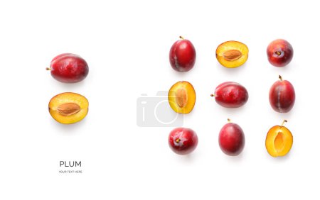 Mise en page créative en prune sur fond blanc. Pose plate. Concept de nourriture. Concept macro.