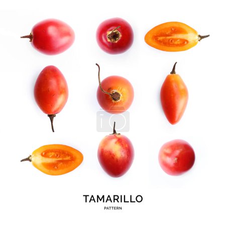 Nahtloses Muster mit Tamarillo auf weißem Hintergrund. Flache Lage. Ernährungskonzept.  