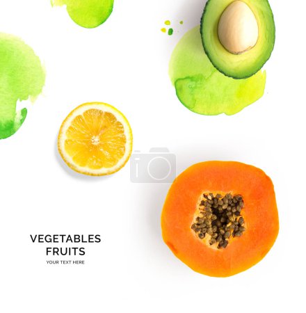 Téléchargez les photos : Mise en page créative faite de papaye, avocat et citron sur le fond blanc. Pose plate. Concept alimentaire. - en image libre de droit