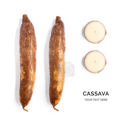 Téléchargez les photos : Mise en page créative faite de manioc sur le fond blanc.. Pose plate. Concept alimentaire. - en image libre de droit