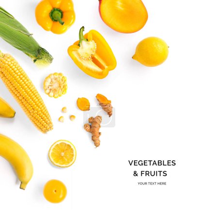 Foto de Diseño creativo hecho de verduras y frutas amarillas. Acostado. Concepto de comida. Limón, pimiento amarillo, maíz, mango, plátano y cúrcuma en el fondo blanco
. - Imagen libre de derechos