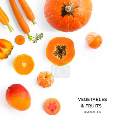 Téléchargez les photos : Mise en page créative faite de légumes et fruits orange. Pose plate. Concept de nourriture. Citrouille, papaye, orange, carotte, mangue, goyave, mandarine sur fond blanc
. - en image libre de droit