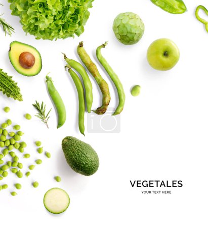 Kreatives Layout aus grünem Gemüse und Obst. flach lag. Food-Konzept. Avocado, Saubohnen, grüne Erbsen, grüner Apfel, Cherimoya, Rosmarin, Zucchini und grüner Salat auf weißem Hintergrund.