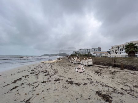 Téléchargez les photos : Ibiza, Espagne - 04 septembre 2023 : Vue de platja d'en bossa après la tempête - en image libre de droit
