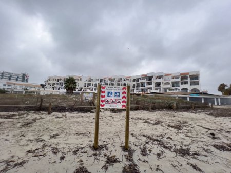 Téléchargez les photos : Ibiza, Espagne - 04 septembre 2023 : Vue de platja d'en bossa après la tempête - en image libre de droit