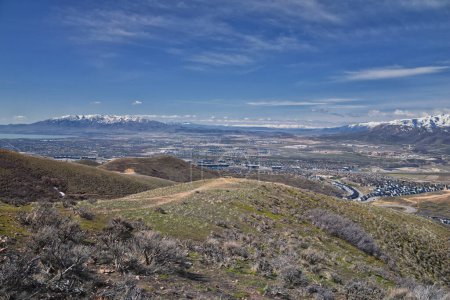 Blick auf Salt Lake und das Utah County Valley vom Sensei Lolo Loop Trail, einem schneebedeckten Gebirgstal in den Lone Peak Wilderness Wasatch Rocky Mountains, Utah. USA. 