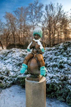 Foto de Frantiskovy Lazne, Czech Republic - December 18, 2022: Sculpture of the small boy Francis (Frantisek) - Attribute of the small west Bohemian spa town Frantiskovy Lazne (Franzensbad) - Imagen libre de derechos