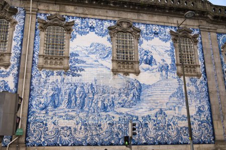 Téléchargez les photos : Carrelage azulejos bleu et blanc traditionnel ornent un vieux bâtiment, affichant des scènes et des motifs historiques complexes, un artisanat signature du Portugal. Portugal, Porto, janvier 2020. - en image libre de droit
