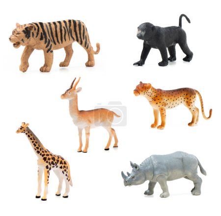 Gruppe von Dschungeltieren Spielzeug isoliert über weißem Hintergrund. Spielzeug aus Plastik.