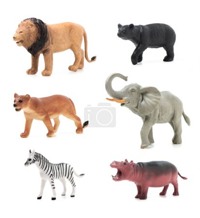 Groupe d'animaux de la jungle jouets isolés sur fond blanc. Jouets animaux en plastique.