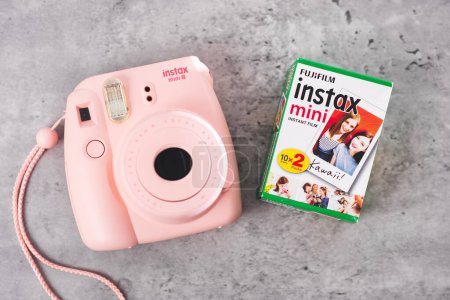 Foto de BANGKOK, TAILANDIA - 11 DE OCTUBRE DE 2019: El rosa Fujifilm Instax mini 8, cámara instantánea con formato Instax Mini (54 mm x 86 mm). - Imagen libre de derechos