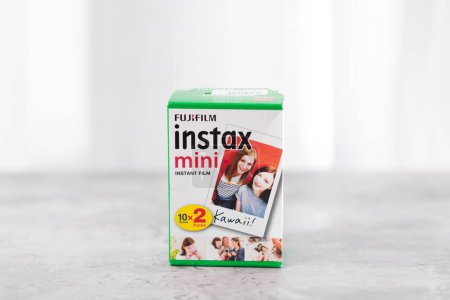 Foto de BANGKOK, TAILANDIA - 11 DE OCTUBRE DE 2019: Una caja de Fujifilm Instax mini pack de películas. El tamaño de la película Instax mini es 54 mm x 86 mm. - Imagen libre de derechos