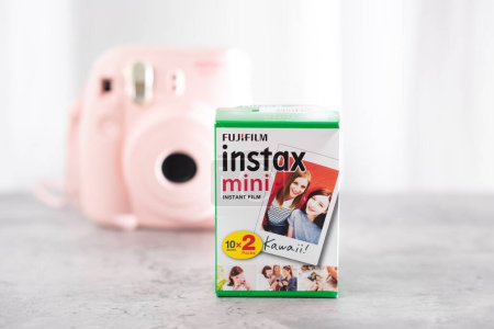 Foto de BANGKOK, TAILANDIA - 11 DE OCTUBRE DE 2019: La caja de Fujifilm Instax Mini paquete de película con rosa Fujifilm Instax mini 8, Instax Mini es una película de 54 mm x 86 mm. - Imagen libre de derechos