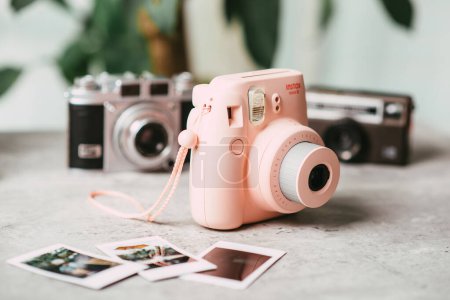 Foto de BANGKOK, TAILANDIA - 11 DE OCTUBRE DE 2019: El rosa Fujifilm Instax mini 8, cámara instantánea con formato Instax Mini (54 mm x 86 mm). - Imagen libre de derechos