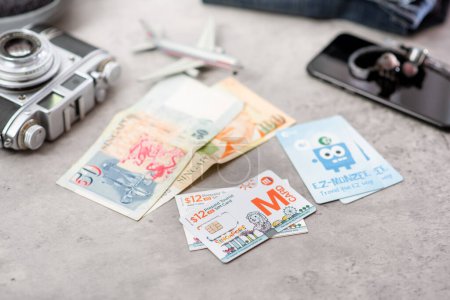 Téléchargez les photos : BANGKOK, THAÏLANDE - 11 OCTOBRE 2019 : La carte EZ-Monzee et la carte M. La carte EZ-Monzee est une carte prépayée pour voyager en bus MRT et LRT. La carte M est une carte SIM prépayée pour les touristes. - en image libre de droit