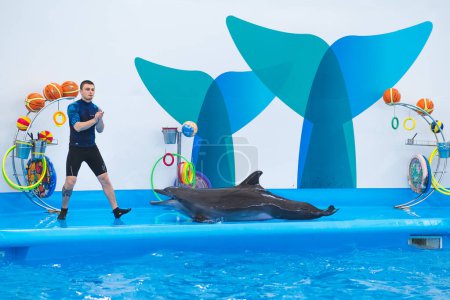 Téléchargez les photos : CHONBURI, THAÏLANDE - 22 OCTOBRE 2019 : Des instructeurs jouent avec des dauphins au Pattaya Dolphinarium à Chonburi, en Thaïlande. Pattaya Dolphinarium est le meilleur spectacle de dauphins en Asie du Sud-Est. - en image libre de droit