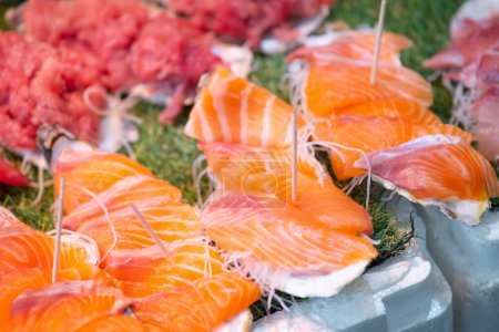 Téléchargez les photos : Sashimi frais à vendre sur le marché de Tsukiji. Le marché de Tsukiji est le plus célèbre marché aux poissons de Tokyo, Japon. - en image libre de droit