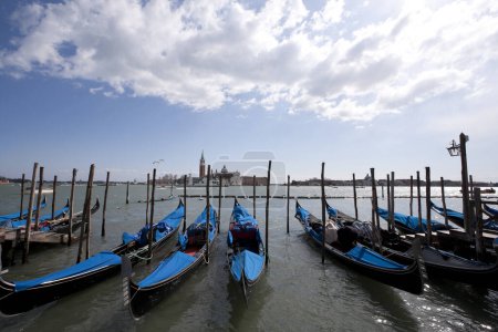 Hermosa vista de los barcos tradicionales de Venecia
