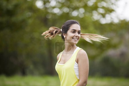 Frau mit fliegendem Haar