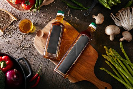 Téléchargez les photos : Gros plan de l'huile de cuisson sur fond de cuisine pétillante - en image libre de droit