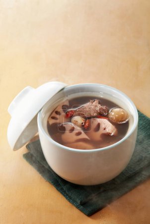 Téléchargez les photos : Délicieux ragoût traditionnel chinois, soupe aux racines de lotus - en image libre de droit