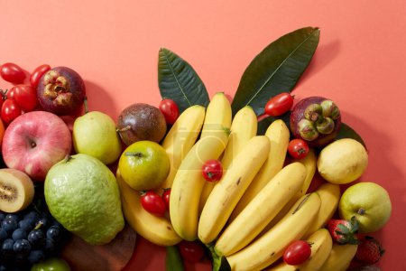 Téléchargez les photos : Gros plan, une grande variété de fruits fond - en image libre de droit