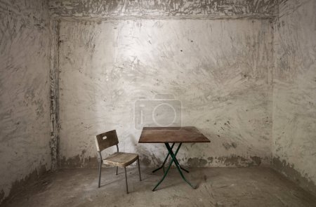 Téléchargez les photos : Chambre vide avec une chaise en bois - en image libre de droit