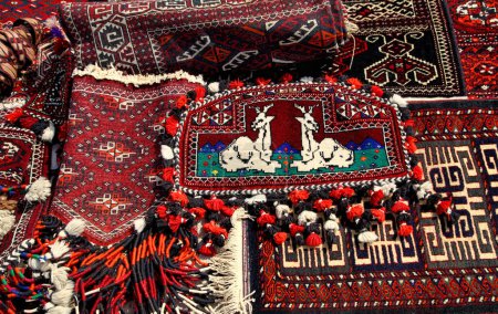 Téléchargez les photos : Tapis faits à la main avec ornement traditionnel. Turkménistan. Marché Ashkhabad. - en image libre de droit