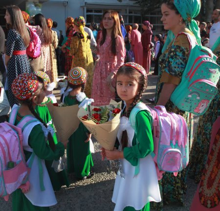 Téléchargez les photos : Achgabat, Turkménistan - 1er septembre 2022 : Les enfants vont à l'école pour la première fois. première cloche, les enfants de première année avec des fleurs. Journée du savoir. - en image libre de droit