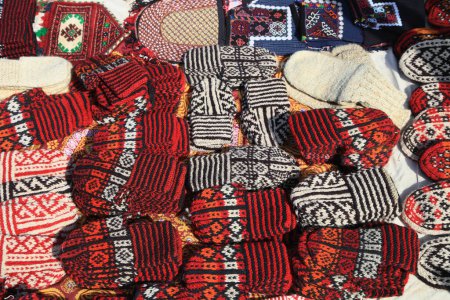 Téléchargez les photos : Chaussons tricotés avec ornement traditionnel. Turkménistan. Marché Ashkhabad
. - en image libre de droit