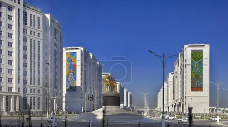 Téléchargez les photos : Ashgabat, Turkmenistan. Mart 11, 2021: Monument to the Turkmen Alabai. Alabai: a breed of guard dogs. - en image libre de droit