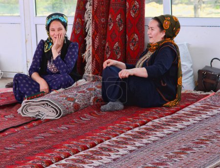 Téléchargez les photos : Ashgabat, Turkmenistan - Mart 15, 2022.  Pavilion selling Turkmen handmade carpets. - en image libre de droit