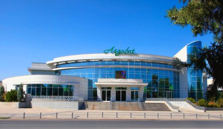 Téléchargez les photos : Ashgabat, Turkmenistan - August 20, 2022: Cinema "Ashgabat", which is located on Makhtum Kuli Avenue. - en image libre de droit