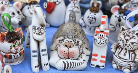 Téléchargez les photos : Souvenir figurines of cats and other animals in the gift shop - en image libre de droit