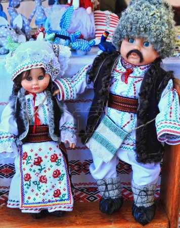 Téléchargez les photos : Chisinau, Moldova - October 15,2022: City Day. The dolls are dressed in national Moldavian clothes. - en image libre de droit