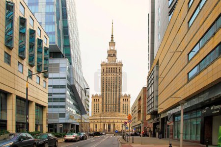 Téléchargez les photos : WARSAW, POLOGNE - 23 FÉVRIER 2020 : Vue du Palais de la Culture et de la Science, un bâtiment historique de l'ère soviétique à Varsovie, - en image libre de droit