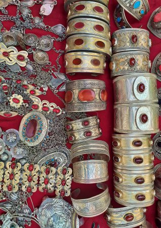 Téléchargez les photos : Bijoux nationaux pour femmes en argent et pierres semi-précieuses. Turkménistan. Marché Ashkhabad
. - en image libre de droit