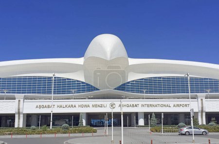 Téléchargez les photos : Ashgabat, Turkmenistan - August 20, 2022. Ashgabat International Airport in the form of a bird. - en image libre de droit