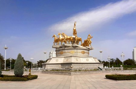 Téléchargez les photos : Achgabat, Turkménistan - 27 juillet 2022 : Composition sculpturale aux chevaux rapides dans le parc. - en image libre de droit