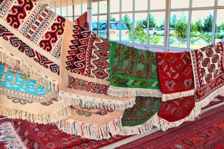 Téléchargez les photos : Pavillon vendant des tapis turkmènes faits à la main. Tapis faits à la main avec ornement traditionnel. Turkménistan. Marché Ashkhabad. - en image libre de droit