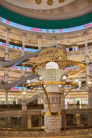 Téléchargez les photos : Ashgabat, Turkmenistan. May 02, 2021: New shopping mall  "Berkarar".  Modern retail shopping mall with upscale stores in an Ashgabat city. - en image libre de droit
