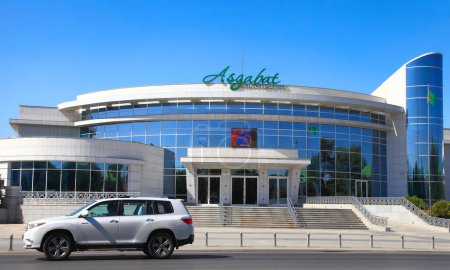 Téléchargez les photos : Ashgabat, Turkmenistan - August 20, 2022: Cinema "Ashgabat", which is located on Makhtum Kuli Avenue. - en image libre de droit