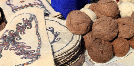 Téléchargez les photos : Tapis en feutre et boules de laine de chameau. Turkménistan. Marché Ashkhabad. - en image libre de droit